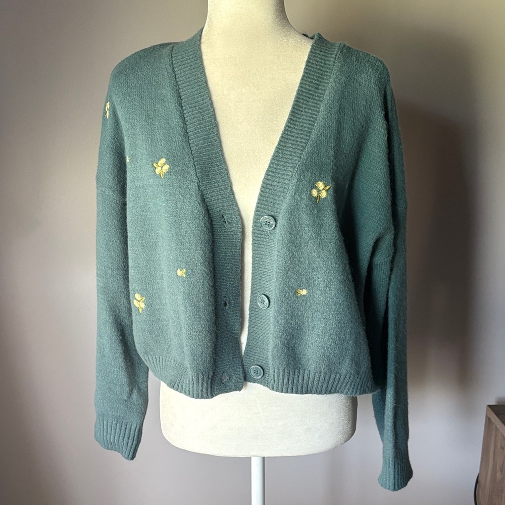 WITTY FOX Women’s Ditzy Floral Embroidered Green Cropped Button Sweater
